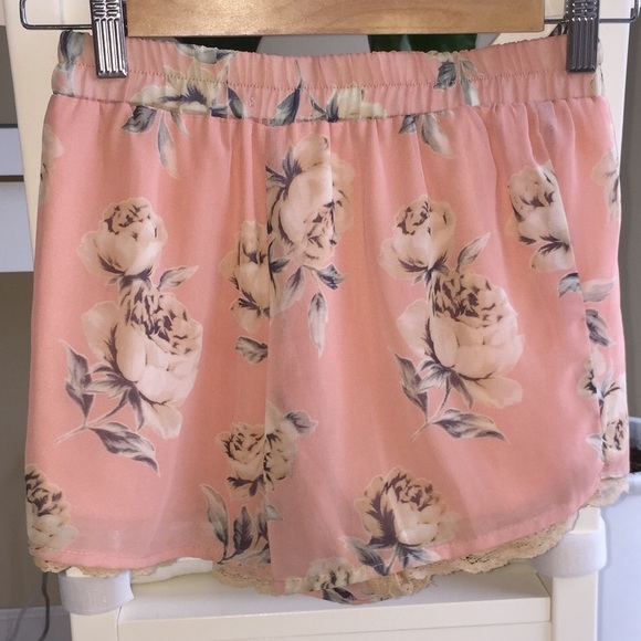 Tobi Pink Floral Shorts Size XS - Picture 5 of 8